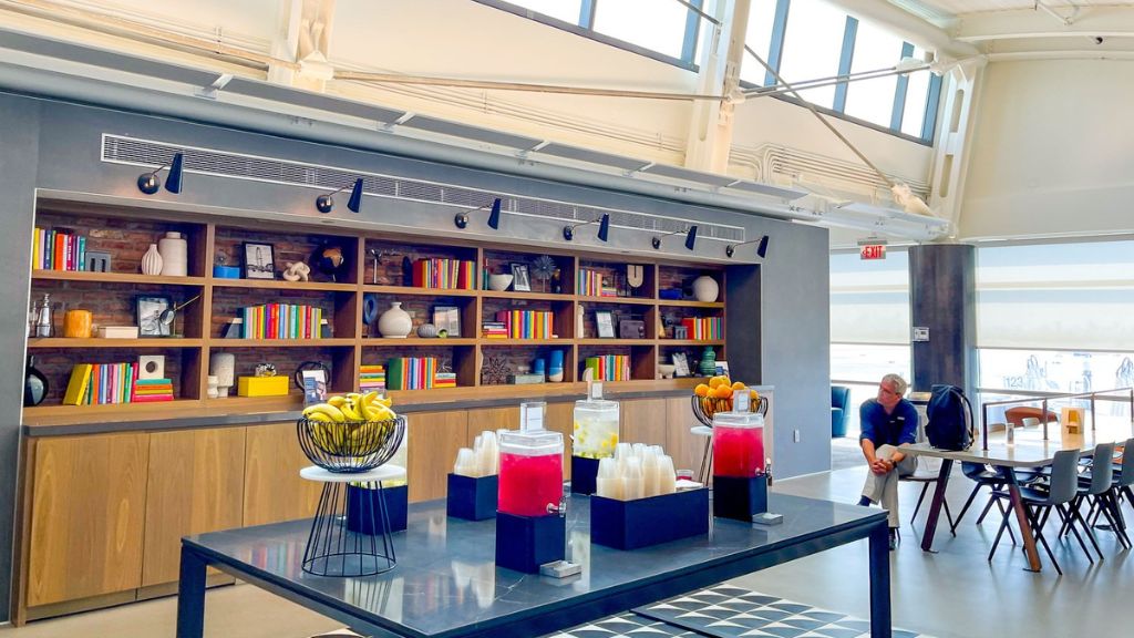 Lounges at EWR Airport 